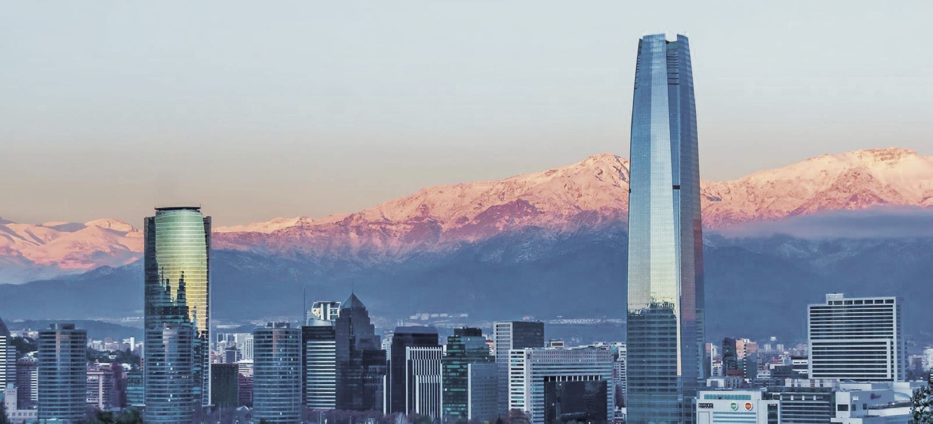 Gran Torre Santiago, Costanera Center, y la ciudad al atardecer con la cordillera de fondo