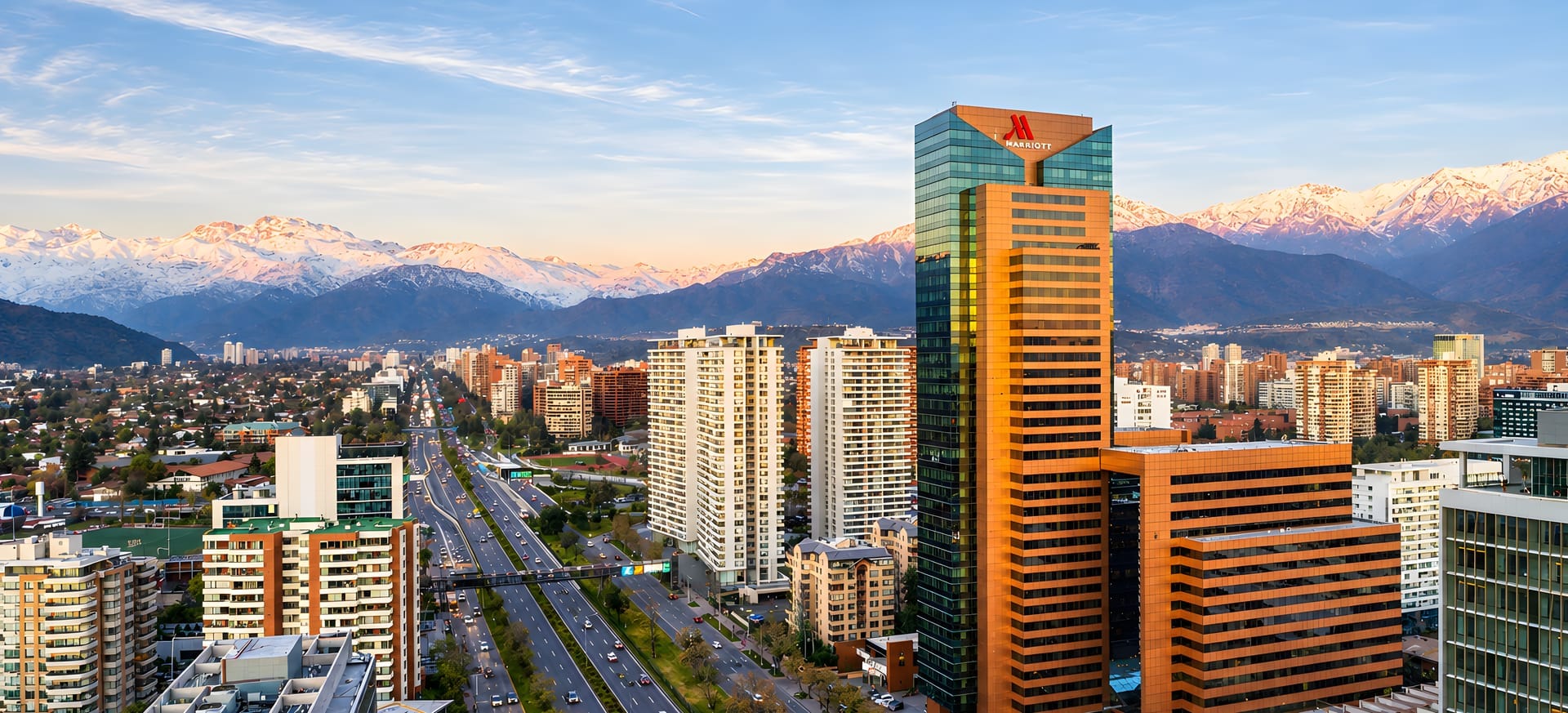 Hotel Marriott en avenida Kennedy, Santiago, con la cordillera de fondo